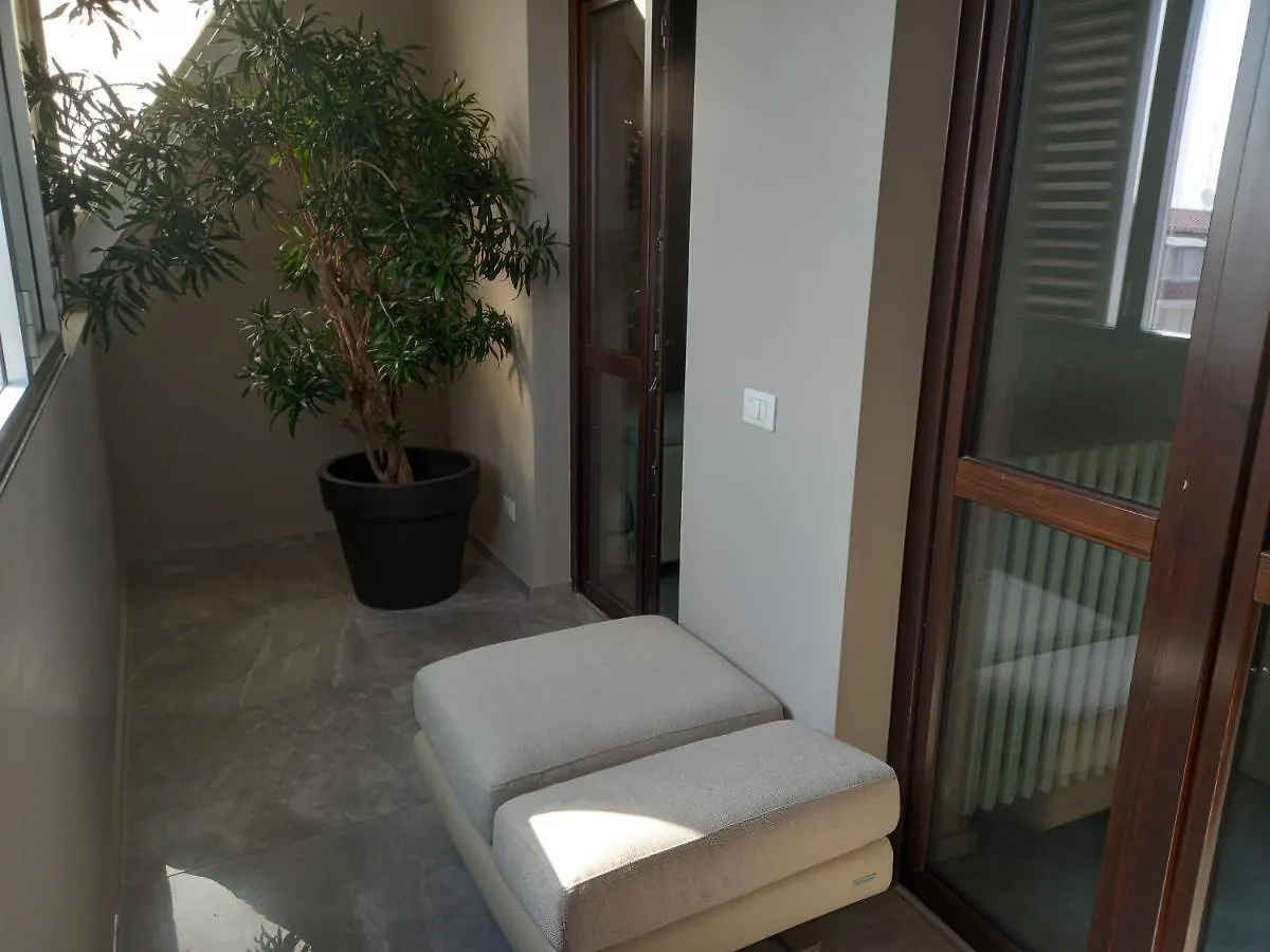 Apartment Home Suite Home - Super Attic Suite -With Free Parking - Zone Iulm & Naba & Navigli - Metro Subway Romolo Italy